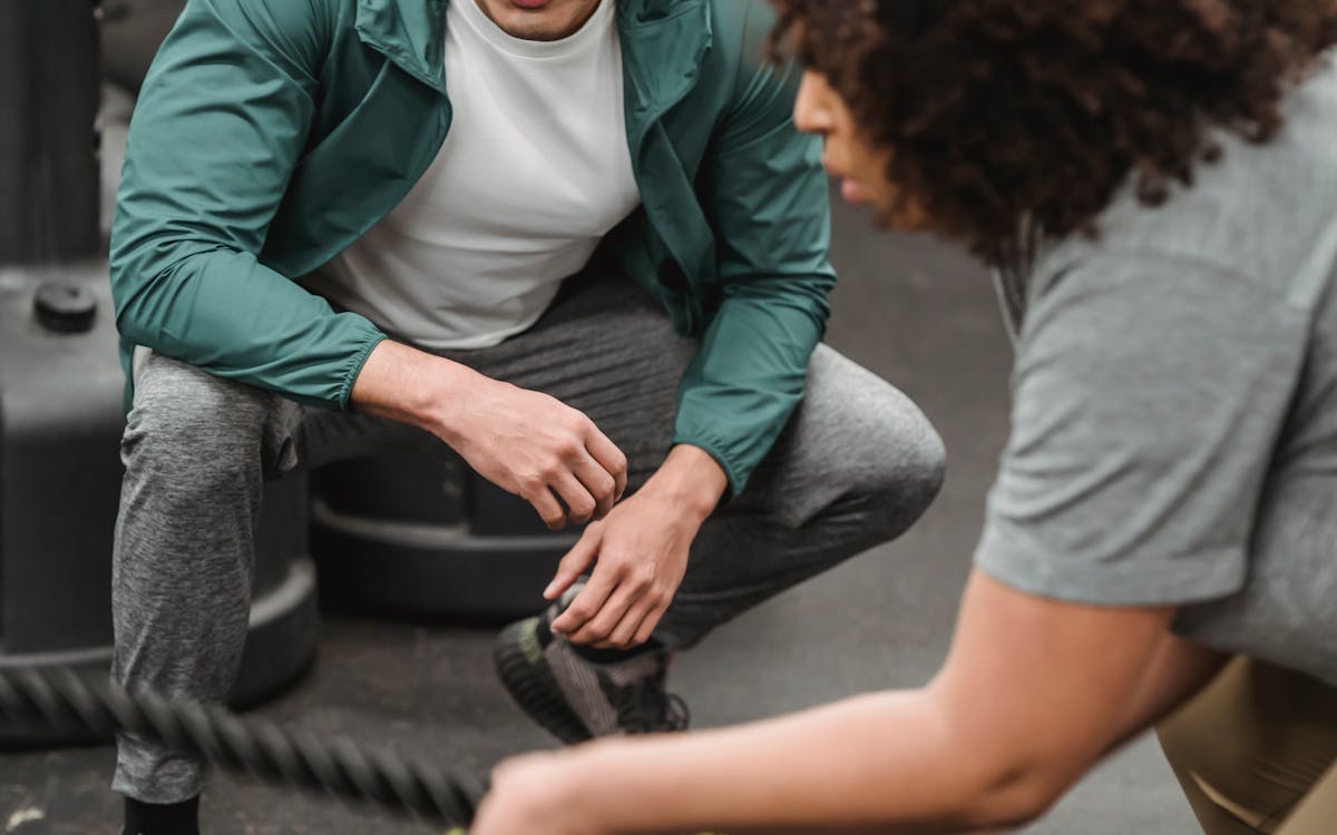 Personal trainer coaching a client — measured progress and individualised programming for body recomposition