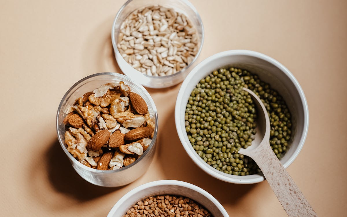 High-protein meal preparation with lean ingredients — practical nutrition for muscle building